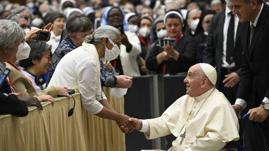 Papa Francisco está se locomovendo de cadeira de rodas