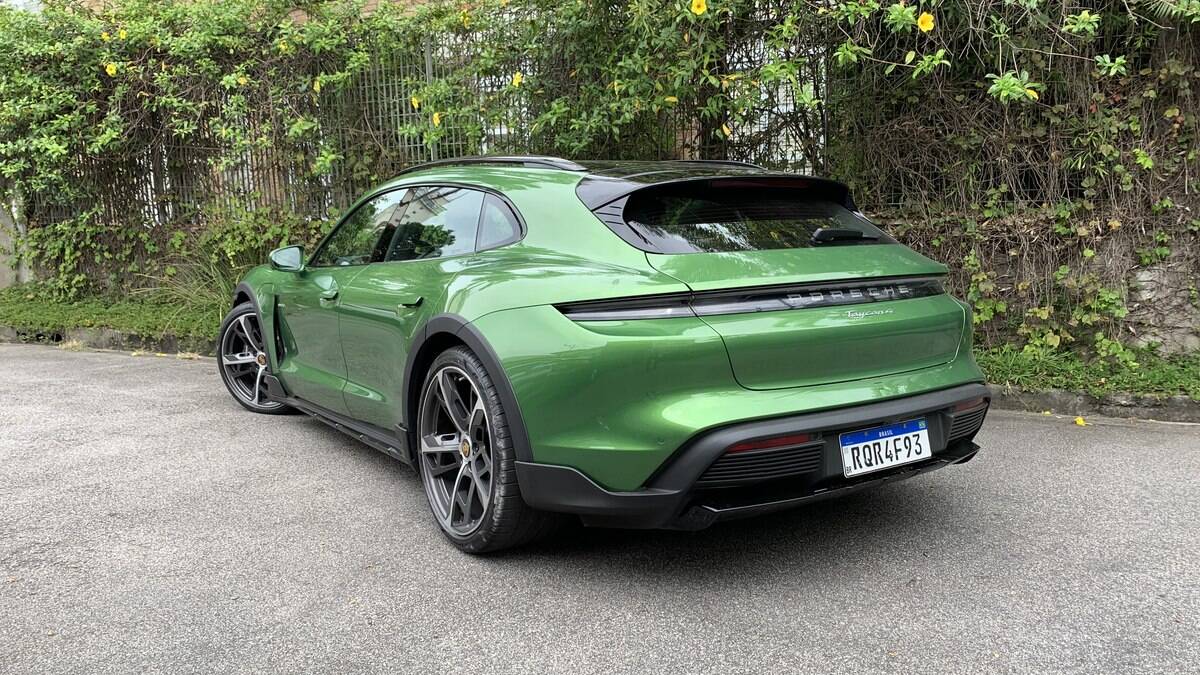 É nítido como o carro exalta traços futuristas e une com as linhas musculosas na carroceria