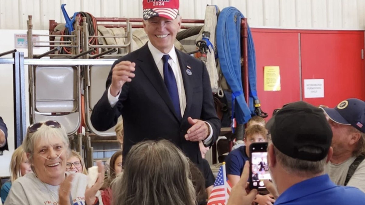 Joe Biden, presidente dos Estados Unidos, foi fotografado usando boné da campanha de Donald Trump nesta quarta-feira (11)