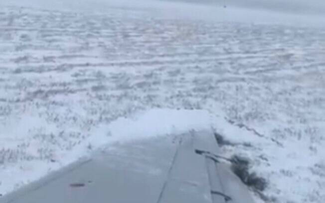 Passageira filmou o momento em que aeronave derrapou na pista com neve e caiu para a direita. 