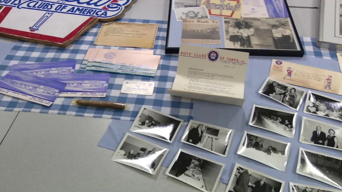 Objetos guardados na caixa de cobre incluem fotografias, documentos e materiais da inauguração de um antigo clube de Tampa Objetos guardados na caixa de cobre incluem fotografias, documentos e materiais da inauguração de um antigo clube de Tampa