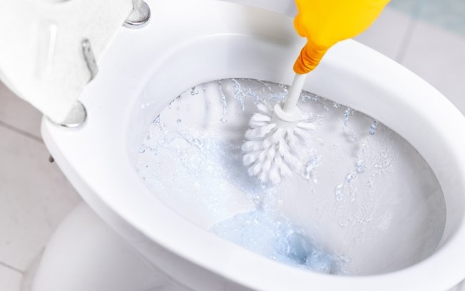 Segredo revelado! Descubra o que é bom para limpar vaso sanitário encardido