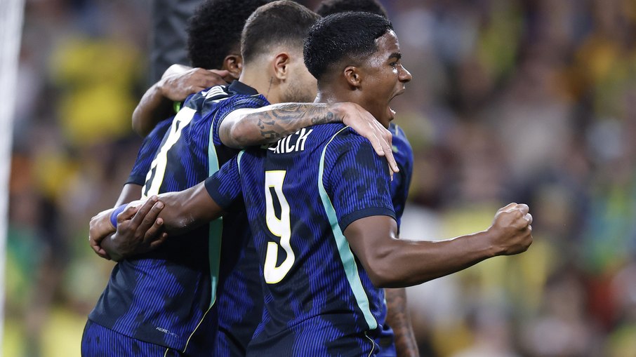 Endrick comemora a vitória da Seleção Brasileira nesta terça-feira (29)