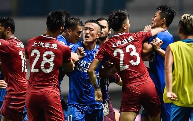Briga na China entre jogadores do Guangzhou R&F e Shanghai SIPG após bolada de Oscar