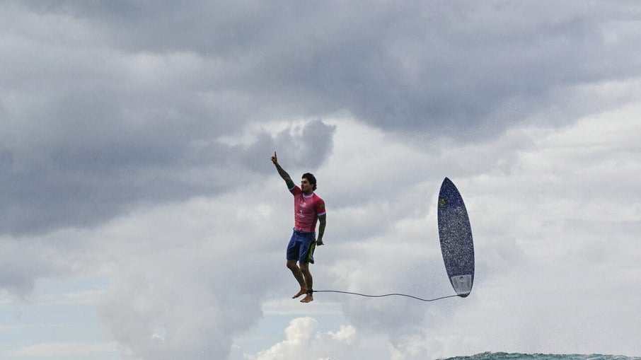 Gabriel Medina celebra avanço para as quartas de final do surfe na Olimpíada de Paris com maior nota da história da modalidade