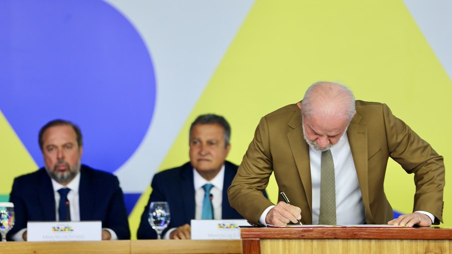 O presidente assinando a primeira Medida Provisória do petróleo, em 12 de março de 2026 O presidente assinando a primeira Medida Provisória do petróleo, em 12 de março de 2026