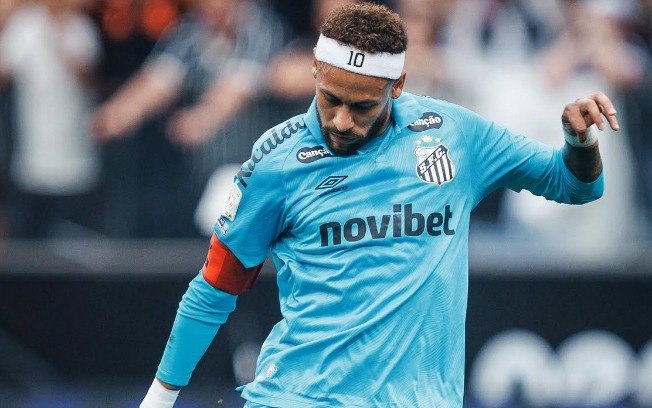 Neymar bateu falta que originou gol do Santos contra o Corinthians