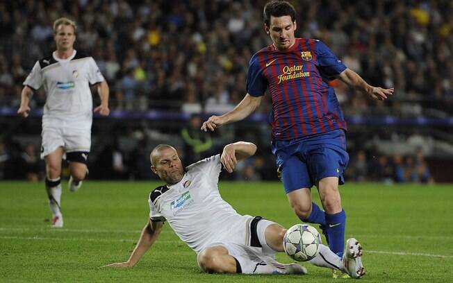 Jogador David Bystron marca Messi em jogo da Liga dos Campeões