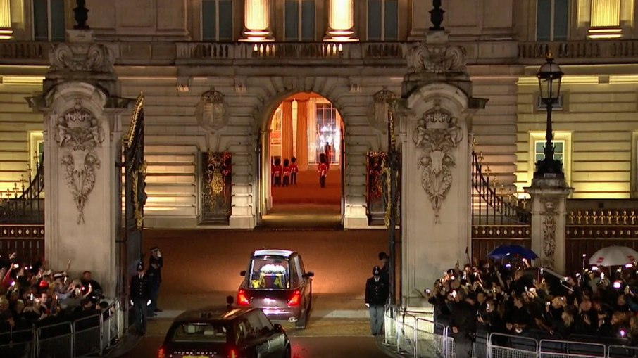 Caixão da rainha Elizabeth II chegando no Palácio de Buckingham