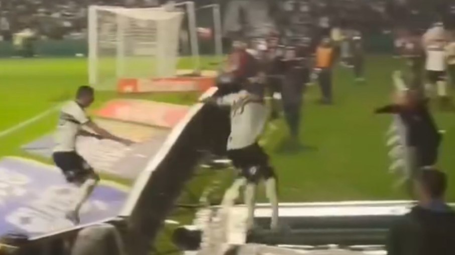 Jacy cai no túnel de acesso aos vestiários ao comemorar gol do Coritiba contra a Chapecoense