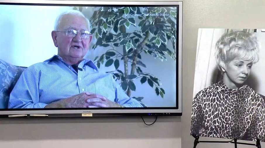 À direita, retrato de Pauline Pusser; à esquerda, Griffon Mullins, o seu irmão, em vídeo durante a entrevista coletiva 