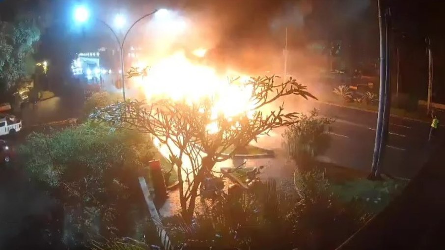 Ônibus pega fogo e trava trânsito no Túnel Rebouças