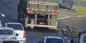 Motociclista morre após bater na traseira de caminhão na SP-310
