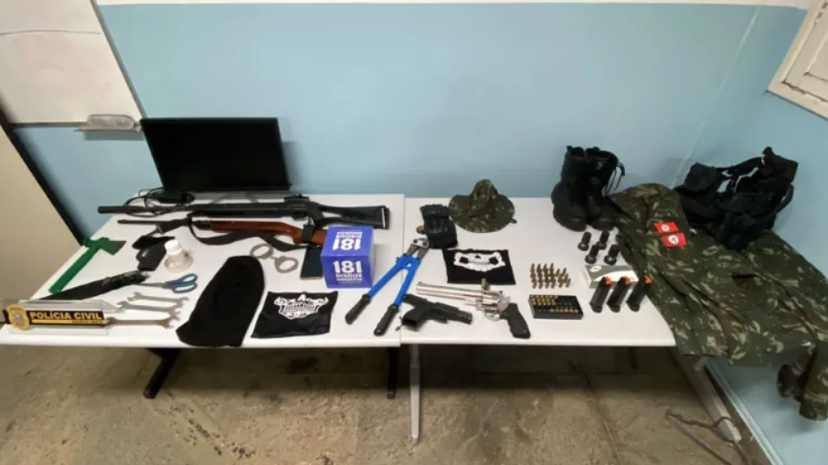Armas usadas pelo atirador e apreendidas pela polícia