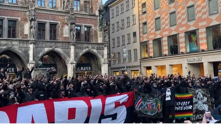 Torcida do PSG faz festa na capital da Alemanha antes de jogo decisivo