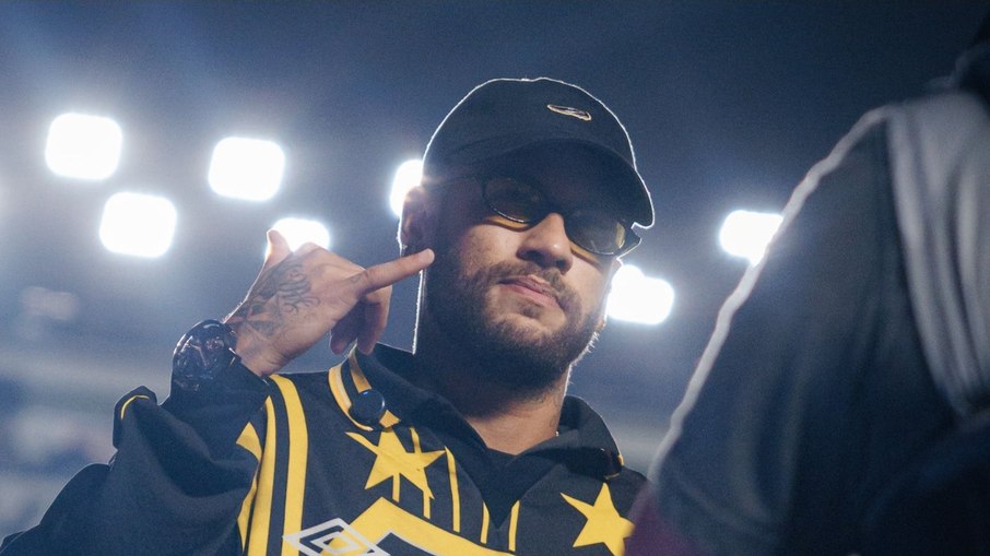 Neymar compareceu à Vila Belmiro
