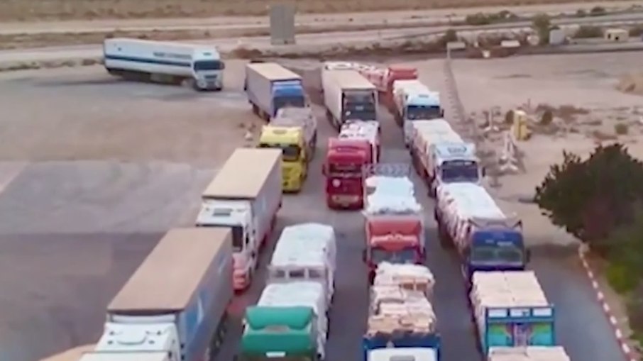 Caminhões de ajuda humanitária também cruzam a passagem de Rafah