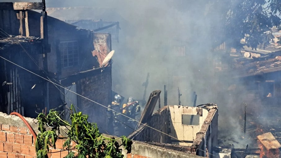 Casas foram destruídas por causa do incêndio