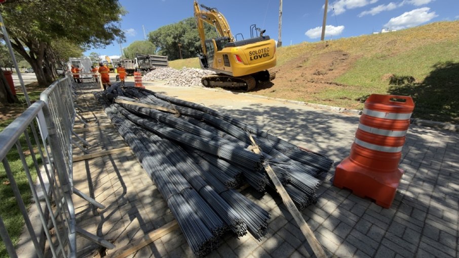 Materiais e operários marcam o início das obras em Vinhedo
