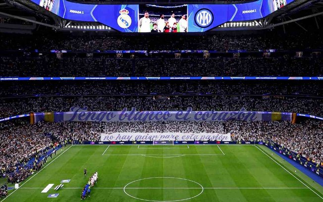 Torcida do Real Madrid na partida contra a Inter de Milão Torcida do Real Madrid na partida contra a Inter de Milão