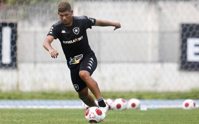 Apresentado no Botafogo, Erison chega empolgado ao clube: 'Vou lutar muito dentro de campo'