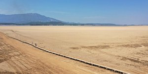 Ponte de 400 anos e 3 quilômetros reaparece após período de seca