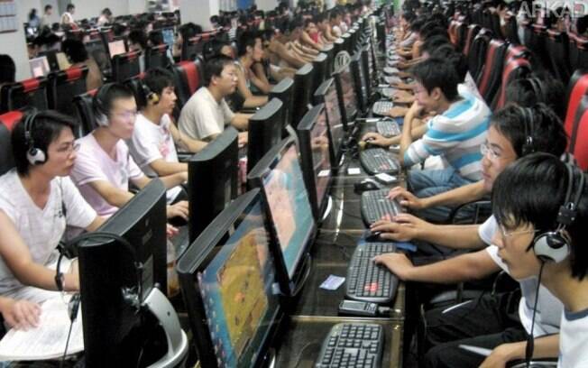 Imagem de um cyber café na China mostra a influência dos jogos online sobre a juventude do século XXI