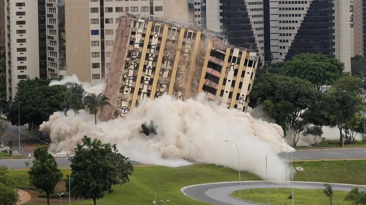 Hotel de luxo é implodido no centro de Brasília