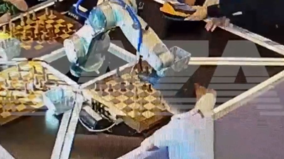 Robô quebra dedo de criança durante torneio de xadrez