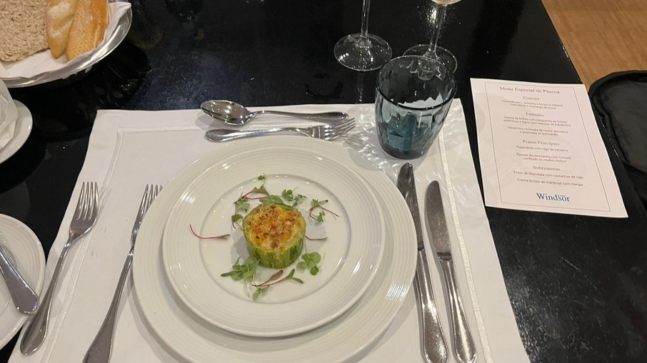 Abobrinha recheada de ricota com damasco e gratinada ao parmesão em uma combinação delicada que mistura suavidade e leve toque agridoce