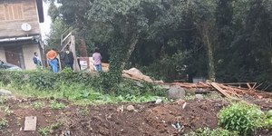 Casa desaba e deixa sete pessoas desalojadas em Gramado (RS)