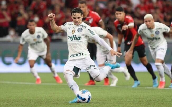 Decisivo, Raphael Veiga iguala Djalminha em gols de pênalti e segue fazendo história pelo Palmeiras