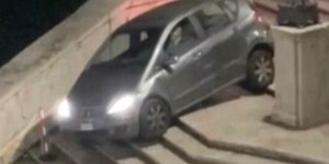 Carro de idoso fica preso após descer famosa escadaria em Roma