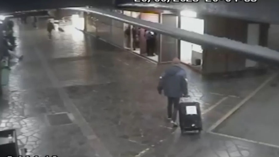 Suspeito carregando mala onde estava o tronco da vítima