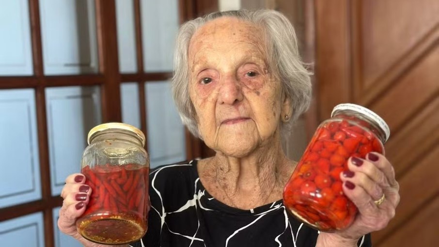 Aos 101 anos, vovó encanta web com receitas afetivas
