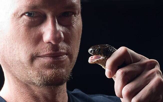 Tim Friede é um cientista amador que tenta provar a teoria de autoimunização por meio de mordidas de diversas cobras 