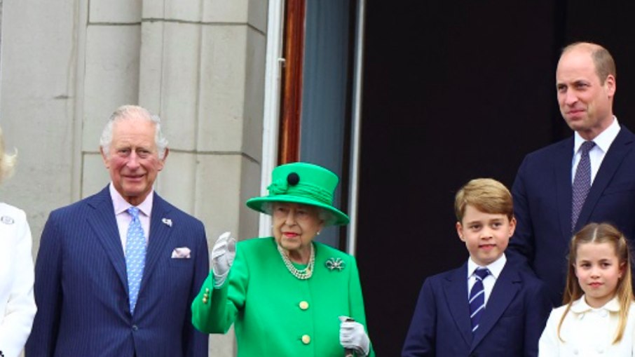 No último dia de celebração do Jubileu de Platina, rainha Elizabeth II aparece na varanda do Palácio de Buckingham