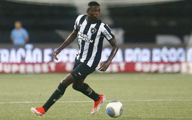 Luiz Henrique em campo pelo Botafogo