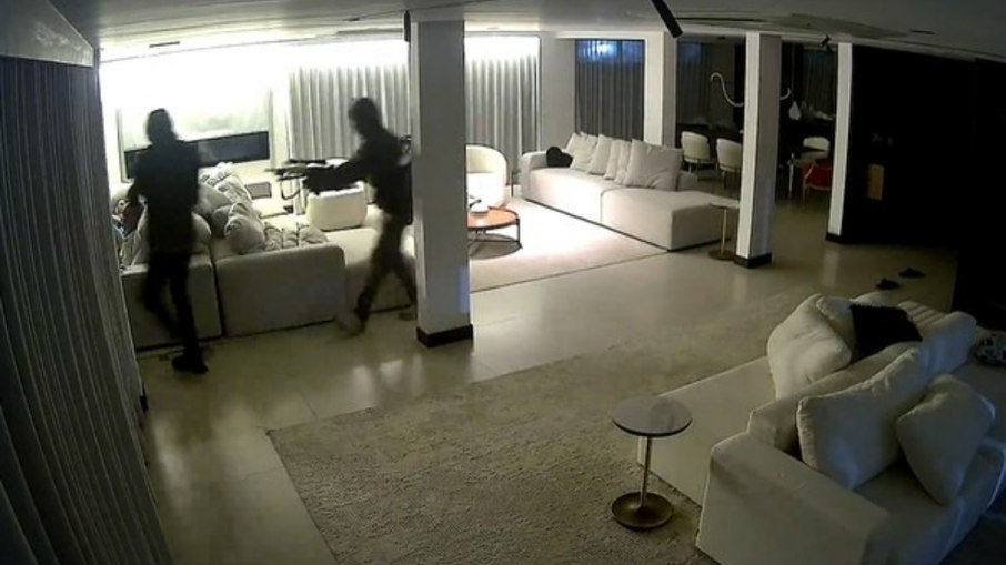 Bandidos entram na mansão de MC Poze