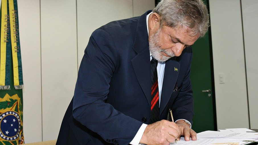 Presidente Lula sanciona nova Lei Nacional de Adoção, em 2009