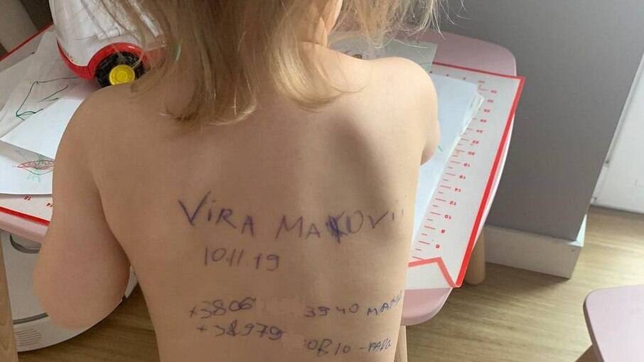 Mãe anotou dados pessoais nas costas da menina para não perdê-la durante o conflito