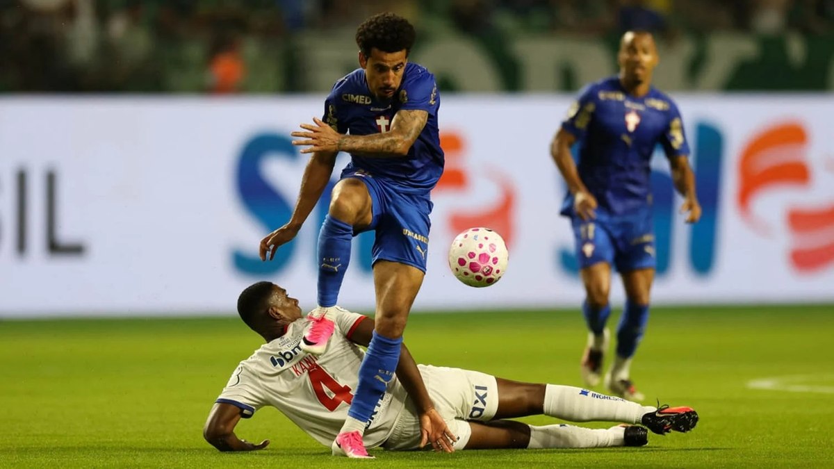 Palmeiras vence Bahia e se aproxima do Flamengo no Brasileirão
