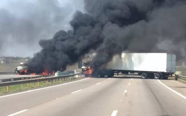 Caminhões queimados por quadrilha durante assalto ao Aeroporto de Viracopos.