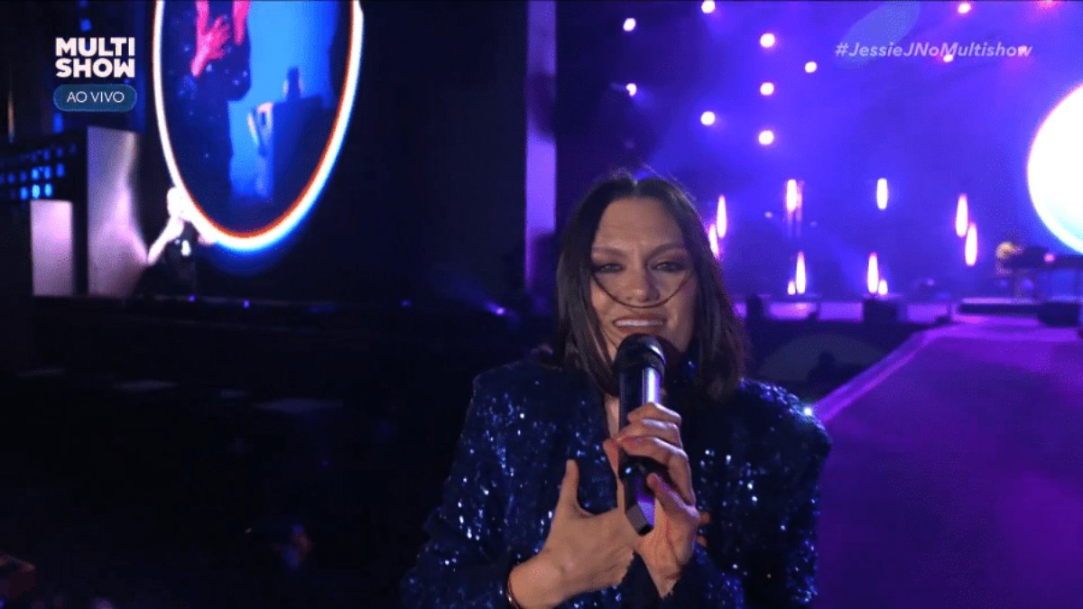 Jessie J emociona fãs no The Town ao falar sobre luta contra câncer de mama