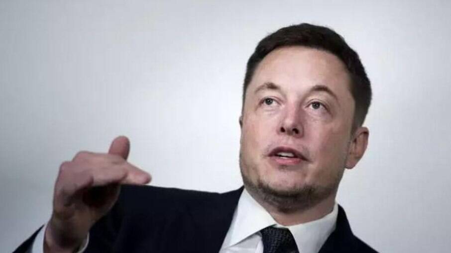 Artigos de 1995 corrigidos por Elon Musk são leiloados por R$ 43 mil