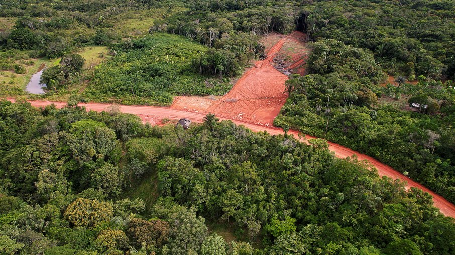 Vista aéra do inicio do trecho da rodovia AM 366 ao lado do aeroporto de Tapauá, no Amazonas, norte do Brasil