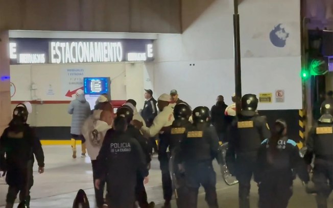 Confusão com torcedores na entrada do hotel em Buenos Aires Confusão com torcedores na entrada do hotel em Buenos Aires