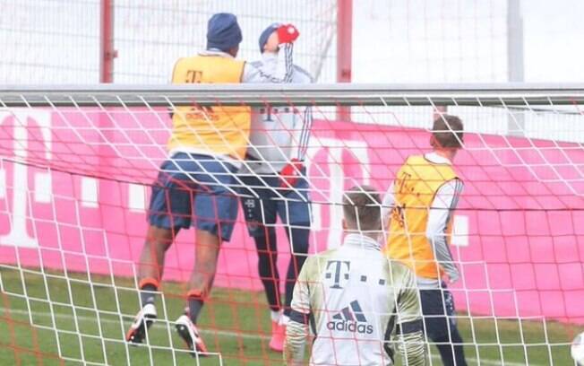 Boateng acerta soco em Goretzka durante treino do Bayern