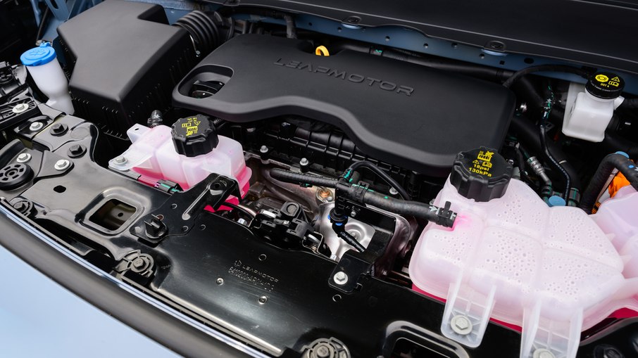 Motor 1.5 a gasolina funciona como gerador de energia e não transmite força às rodas.