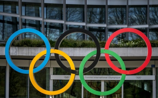 Anéis olímpicos na fachada da sede do Comitê Olímpico Internacional (COI) em Lausanne (Suíça), em 19 de março de 2024